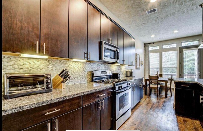 Building Photo - 42 Aventura Pl