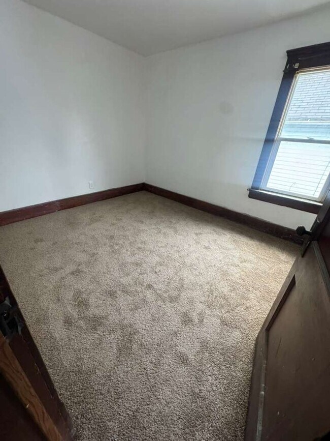 Building Photo - 4 bed 1 bath house