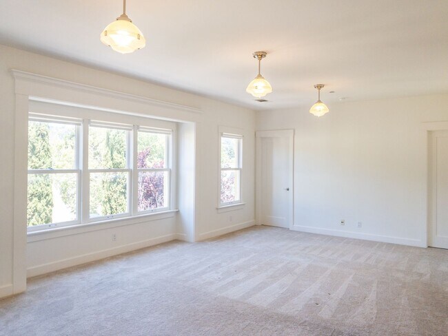 Building Photo - Charming 2BD/1BA Top Floor Apartment! Laun...