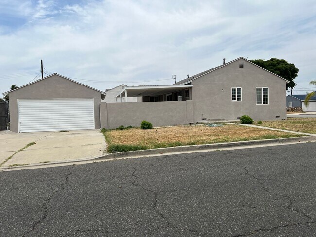Foto del edificio - Extensively Remodeled 3 Bed 2 Bath Garden ...