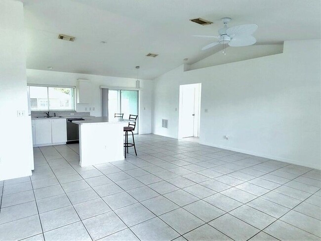 Building Photo - 1632 SE Chello Ln