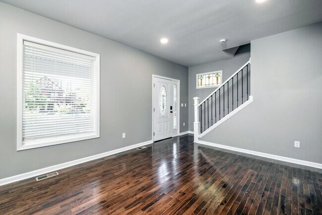 Foto del edificio - Single Family House! JUST RENOVATED! Centr...