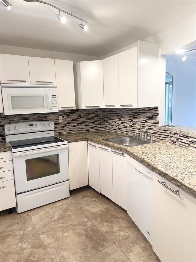 Foto del edificio - 1750 NE 191st St