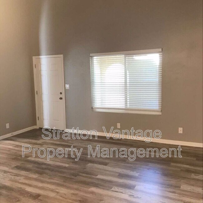 Building Photo - 848 N Stapley Dr