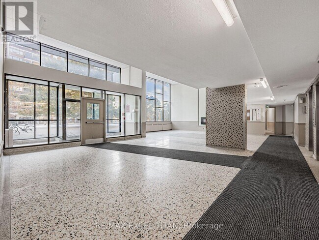 Photo du bâtiment - 1385 Midland Ave