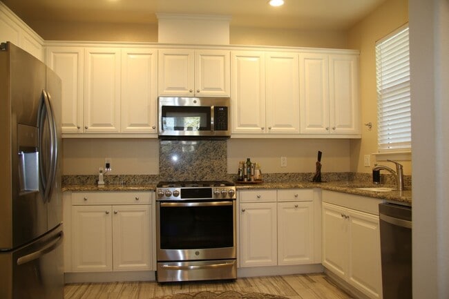 Building Photo - 3591 Sacramento Dr