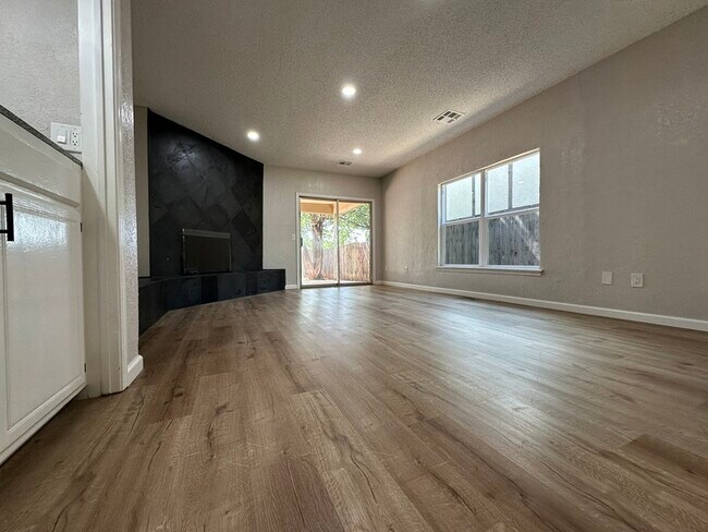 Foto del edificio - 8915 N Rockwell Dr
