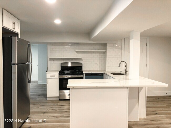 Foto del edificio - 3228 N Hamlin Ave