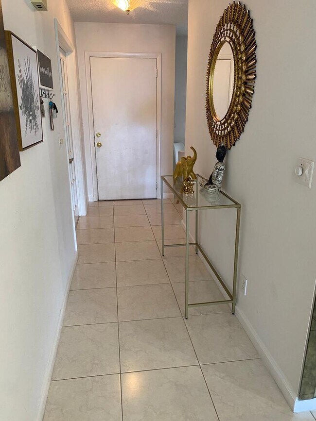 Foto del edificio - 8833 Bella Vista Dr