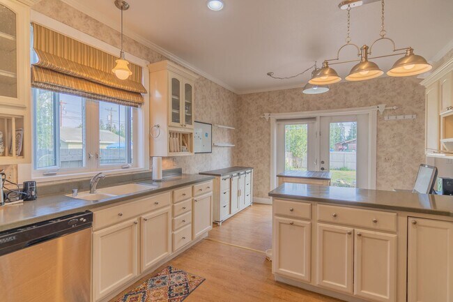 Foto del edificio - 3 bed/2.5 bath/2 car heated garage/Dog All...