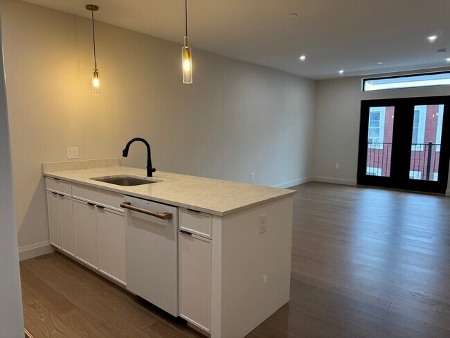 Building Photo - 100 Lincoln St