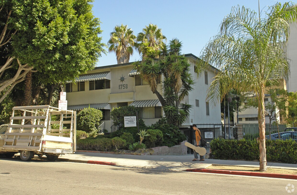 Primary Photo - Hollywood Plaza