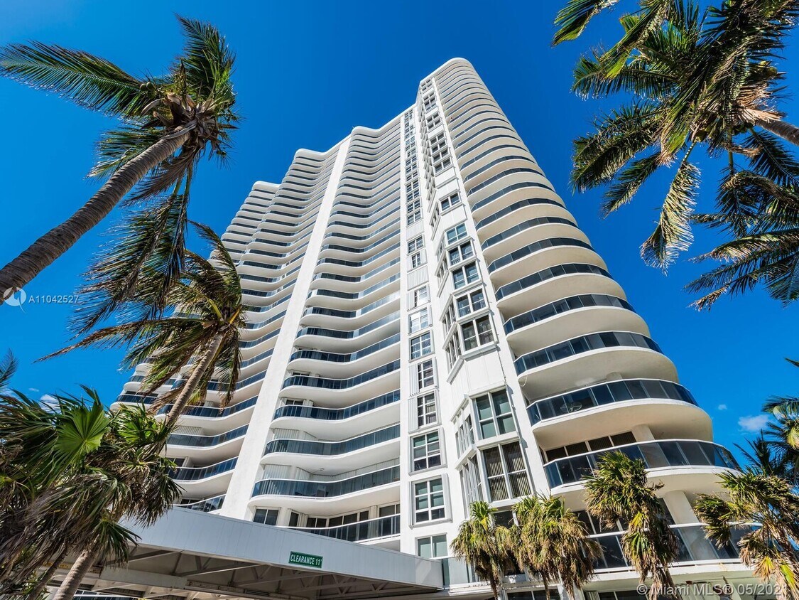 Primary Photo - 16711 Collins Ave