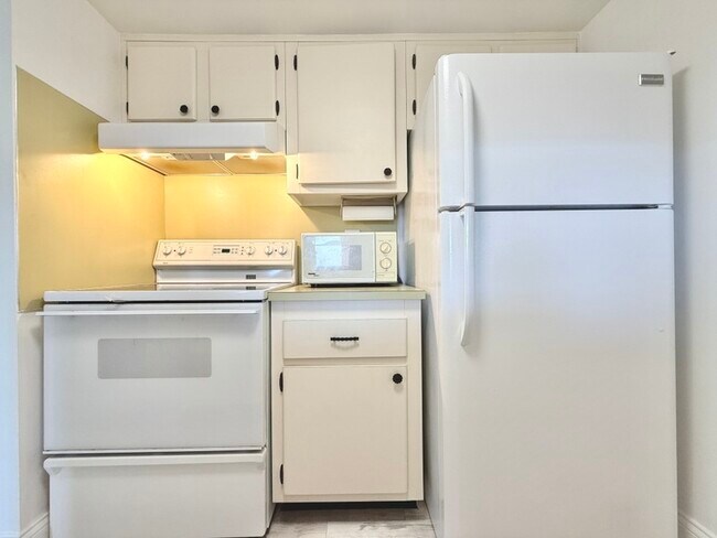 Building Photo - 2525 W Bay Dr