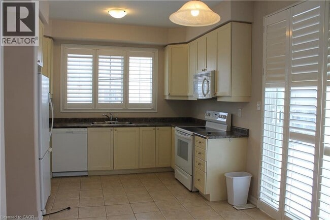 Building Photo - 68 Beattie Crescent