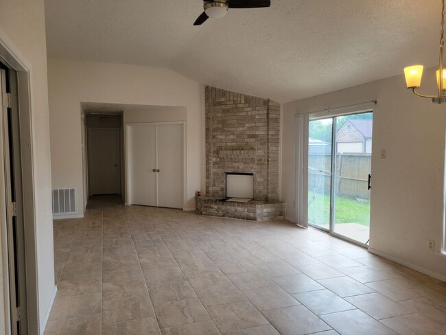 Foto del edificio - One story, 3 bedroom duplex available!