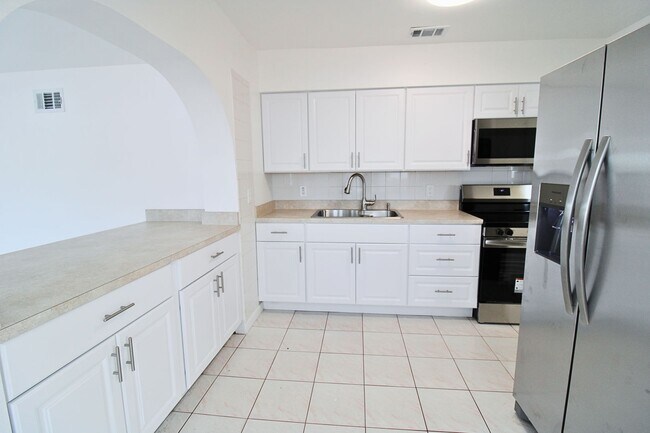 Foto del edificio - Freshly Updated 3 Bed, 2 Bath Home in West Tampa! AVAILABLE ON JULY 15TH