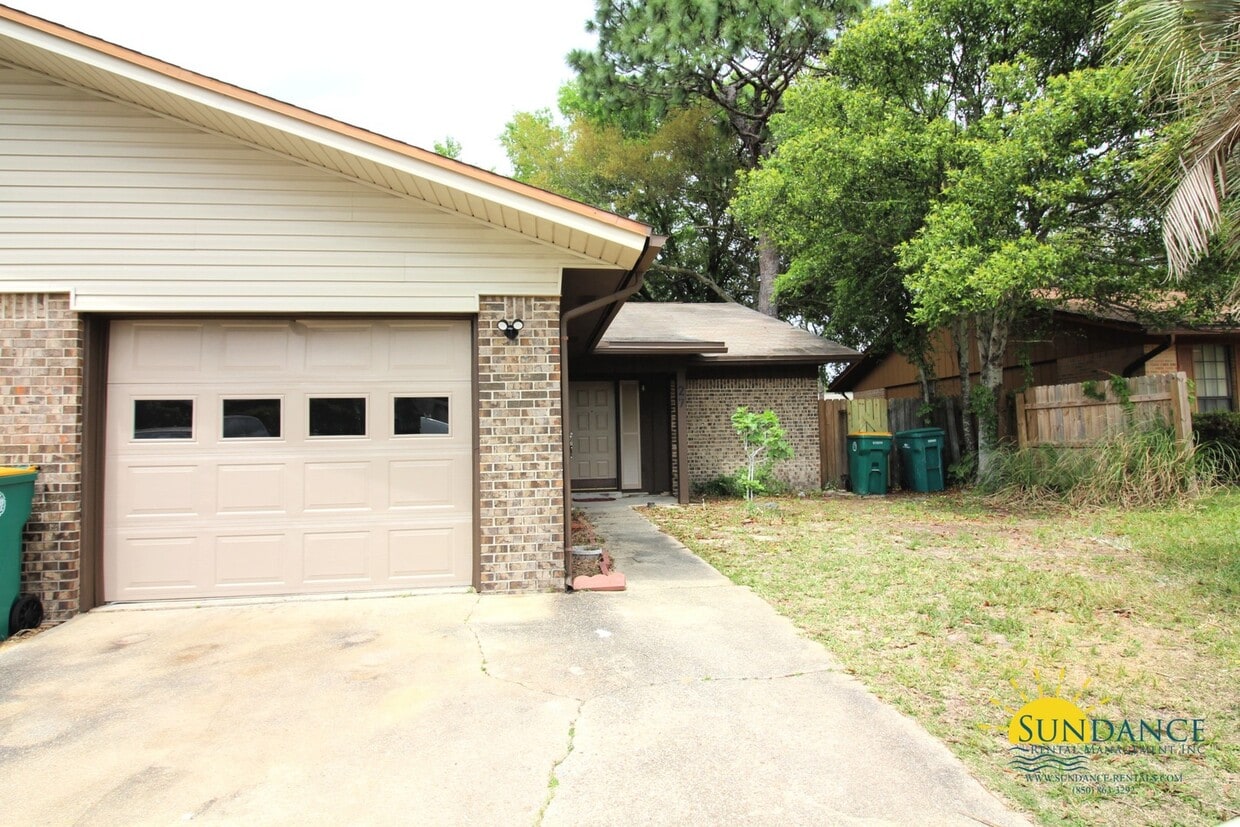 Primary Photo - Beautiful Fully Renovated 2 Bedroom Townhouse