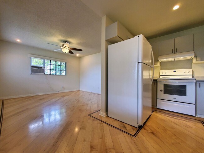 Foto del edificio - AVAILABLE  | Corner Location, One Bedroom,...
