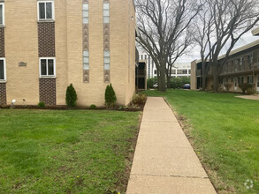 Building Photo - 1017 Peterson Ave