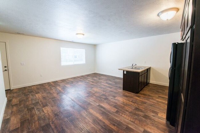 Building Photo - WATERS EDGE! Gorgeous Townhome