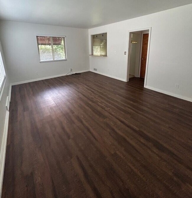 Building Photo - 3 Bedroom / 2 Bath Duplex in Sugarhouse / ...