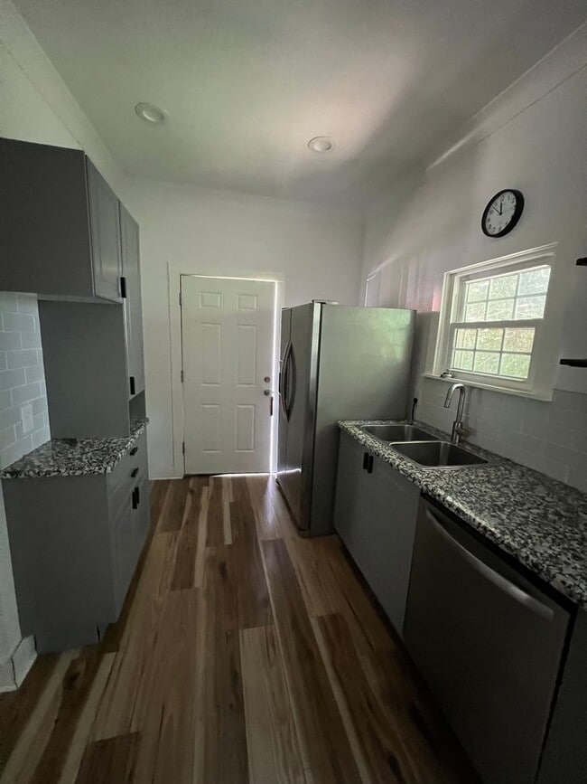 Building Photo - 1/1 Duplex Waco