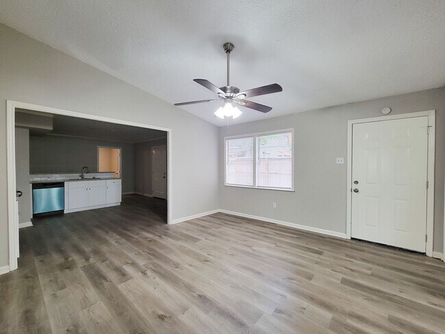 Foto del edificio - REMODELED AND UPDATED 4 BEDROOM 2 BATH LEA...