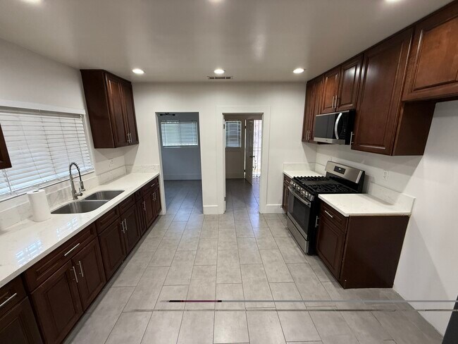 Foto del edificio - 1493 W 47th St