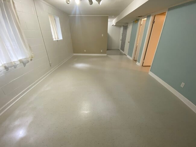 Building Photo - 206 Oleander Rd