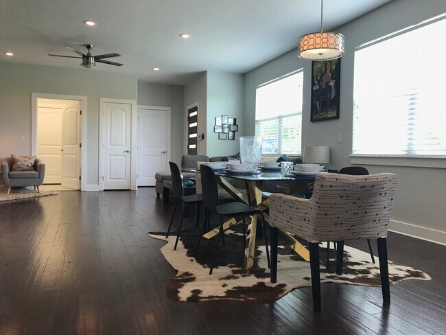 Building Photo - BEAUTIFUL, OPEN TOWNHOUSE CLOSE TO DOWNTOWN