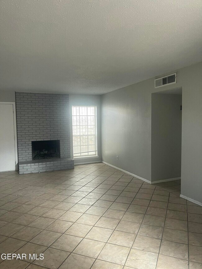 Foto del edificio - 8614 Mettler Dr