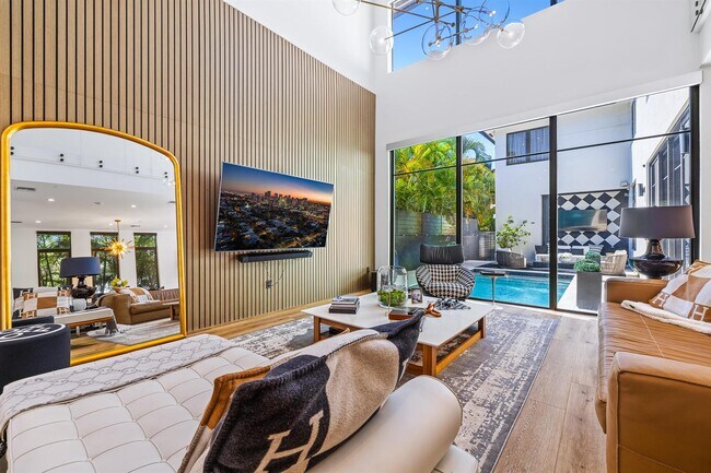Building Photo - 549 NE 10th Ave