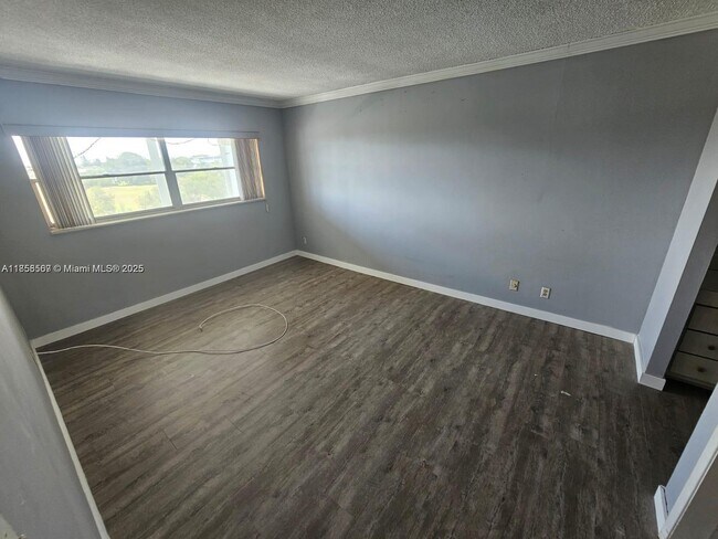 Foto del edificio - 950 Hillcrest Dr