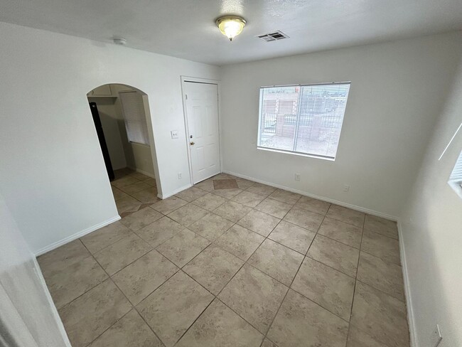 Building Photo - Charming  2Bed/1.5 Bath Duplex located in ...