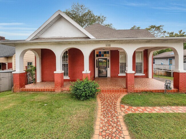Foto del edificio - 4209 Grand Ave