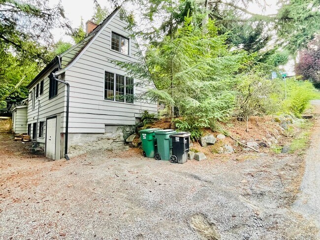 Foto del edificio - Secluded 2 Bedroom House in Maple Leaf!