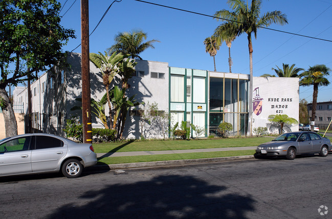 Building Photo - Hyde Park Manor