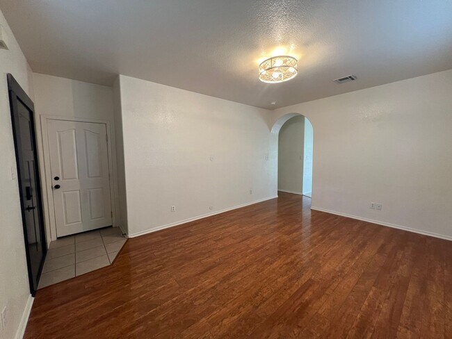 Foto del edificio - 3 BEDROOM HOME IN THE FOOTHILLS!