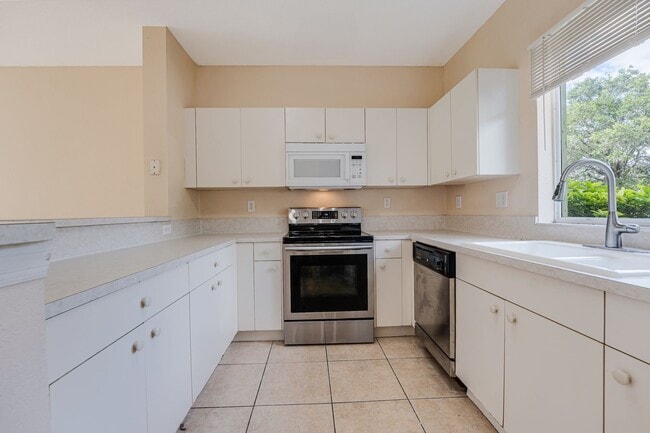 Building Photo - Beautiful 3-bedroom, 2.5-bath two-story townhouse in a well managed community