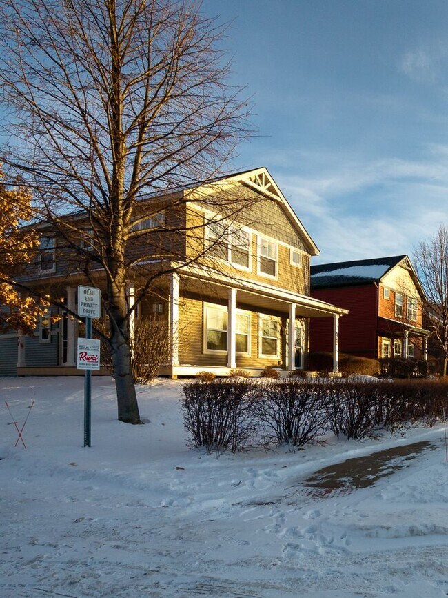 Building Photo - Detached town home. *3Bed*2.5Bath Avail Fe...