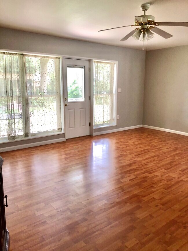 Foto del edificio - 343 Huntington Dr