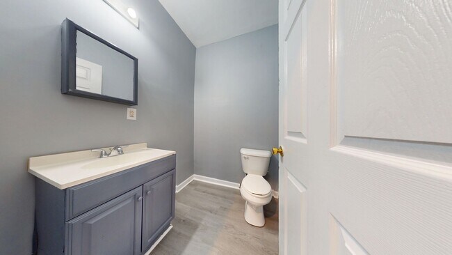 Foto del edificio - Coming soon-Large 4 bedroom, 1 1/2 baths