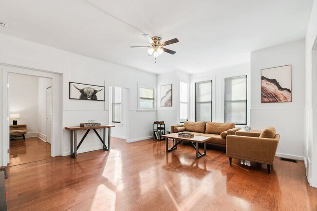 Foto del edificio - 3532 Greenwood Blvd