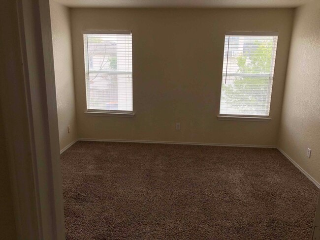 Foto del edificio - 11402 Belair Flats