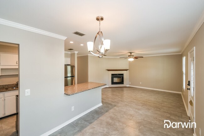 Building Photo - 2040 Kingswood Rd