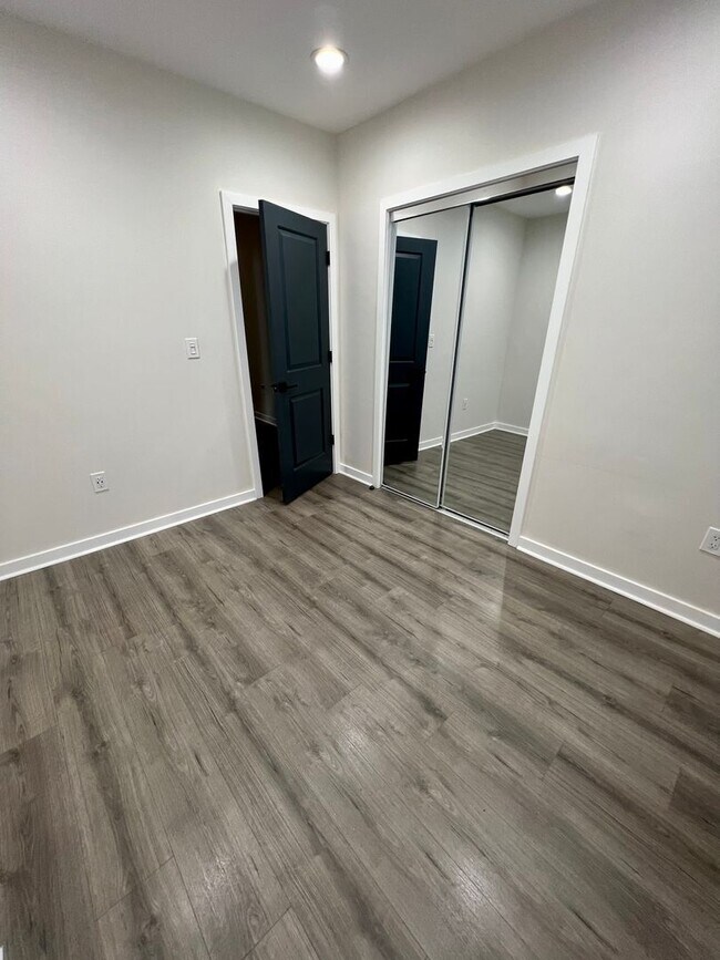 Building Photo - Newly Renovated 3-Bedroom Townhouse in Wes...