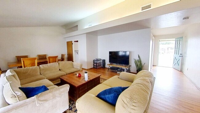 Foto del edificio - WALK TO SDSU! 5 bed 2 bath House w/ A/C