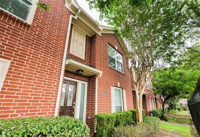 Building Photo - 918 Memorial Heights Dr