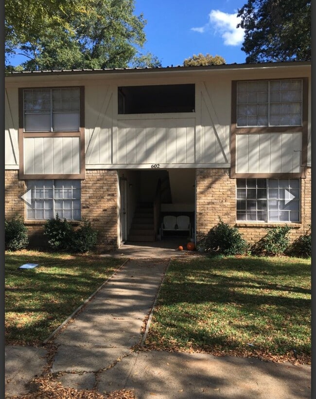 Building Photo - 608 N Redbud St